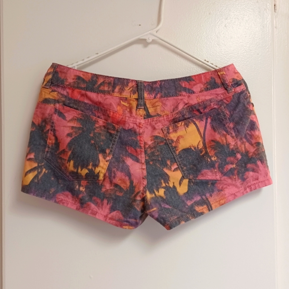 Arizona Shorts - Comfortable! beach, palm trees, sunset theme size 8 - Picture 2 of 5